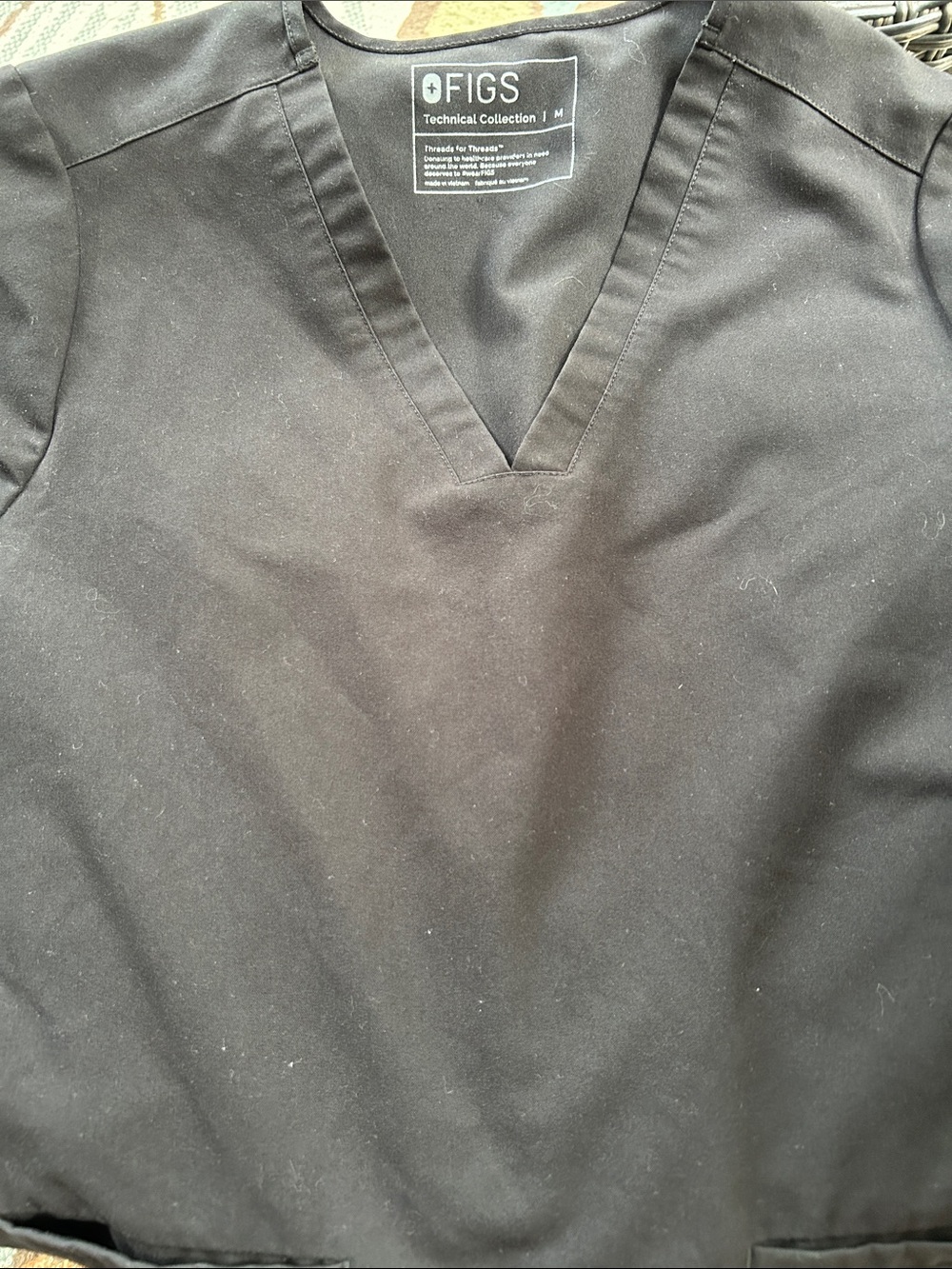 Figs black scrub top med 2 front pocket with one small pocket inside big pocket
